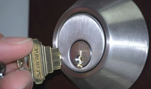 Royal Locksmith Store Riverside, MO 816-366-7571 - key-broke-in-lock